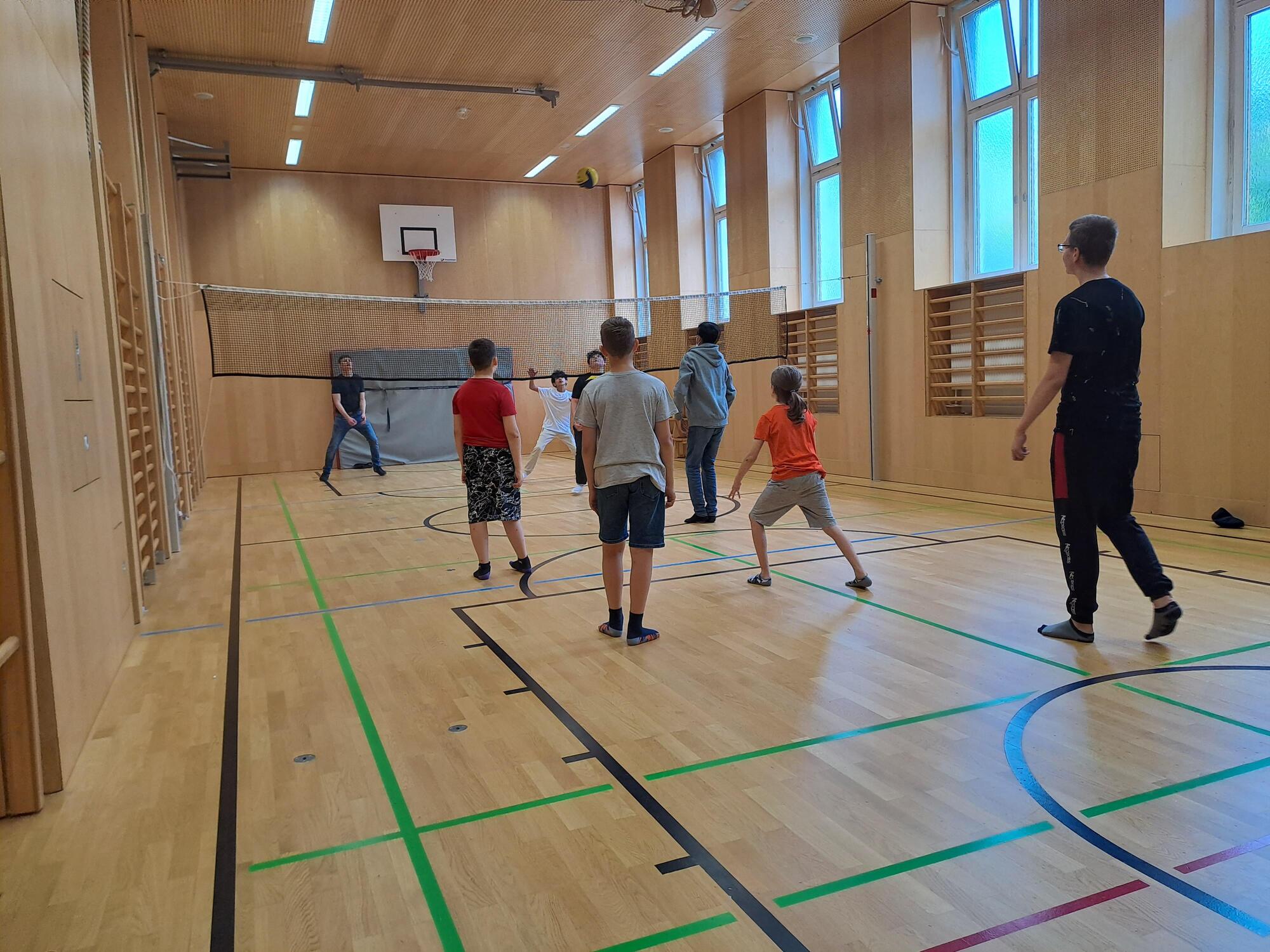 Volleyball im zweiten Turnsaal