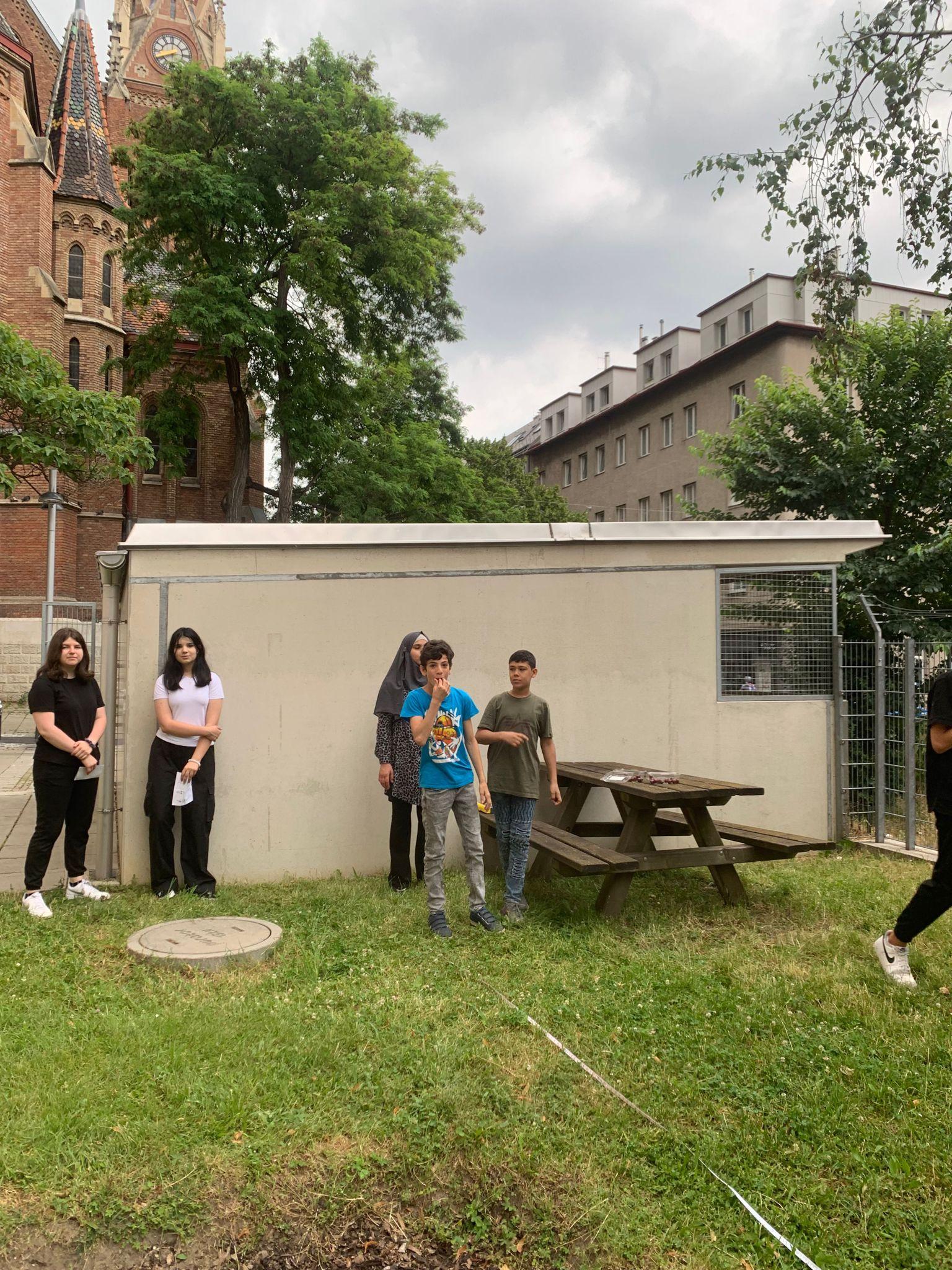 Kirschkernspucken im Schulgarten