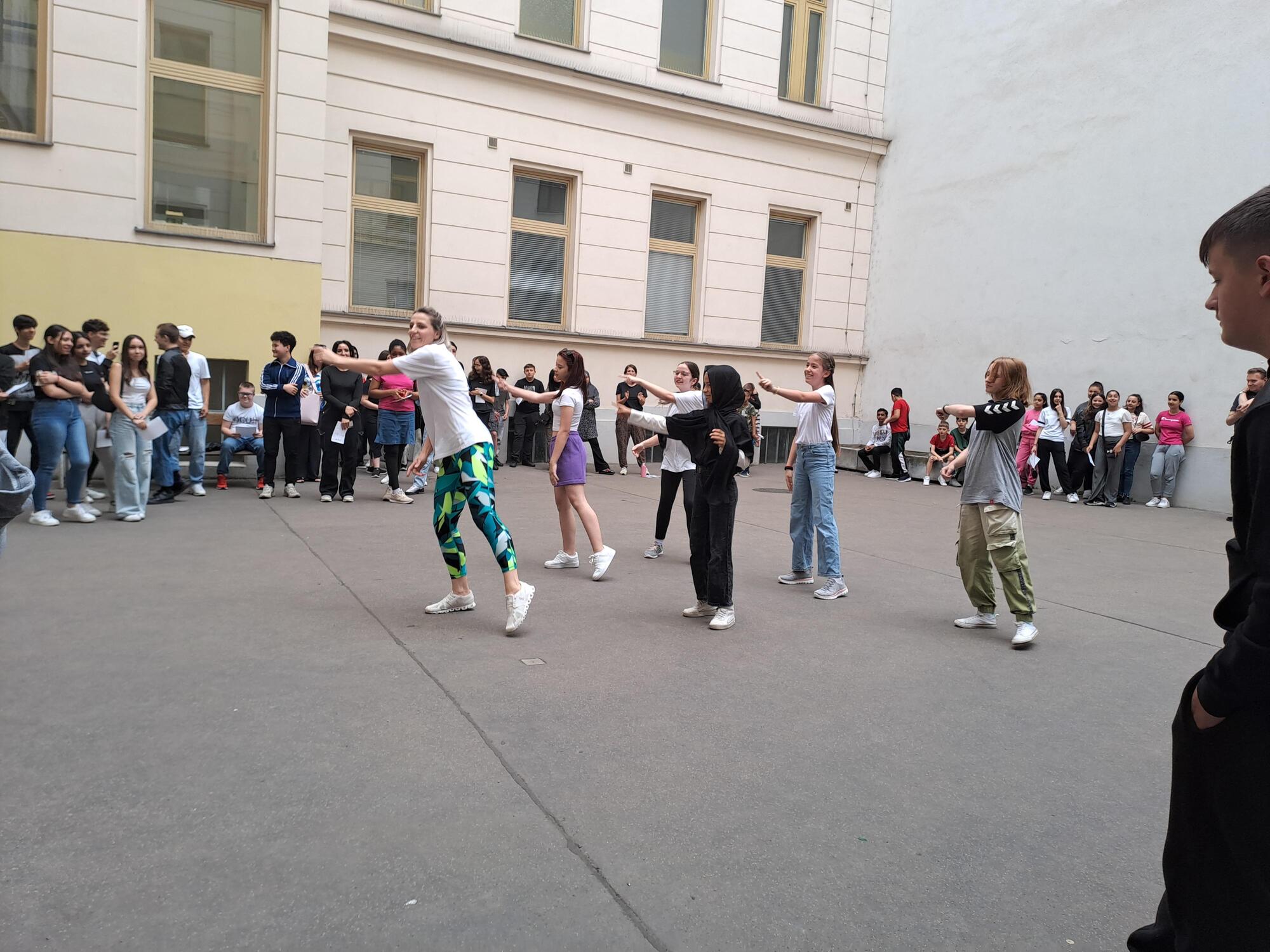 Zu Beginn noch eine kurze Tanzeinlage der 2a/b-Mädels unter der Leitung von Frau Hrustanovic